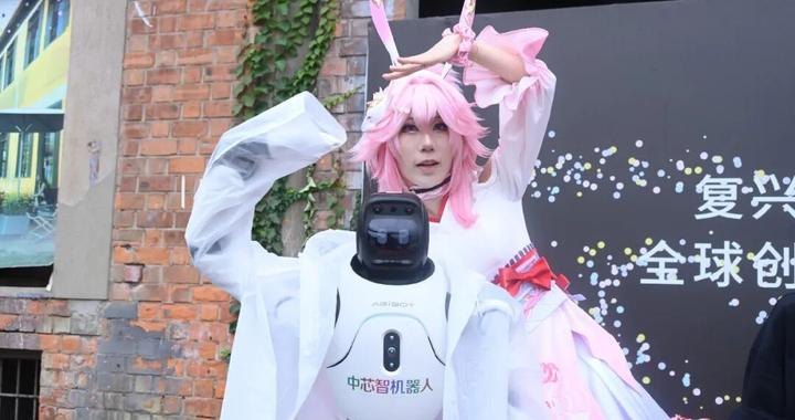 “游客看呆了！”岛上来了群“机器人”，送咖啡、迎宾、表演……啥都会！